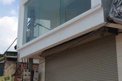 Cột điện "mọc xuyên" qua trần nhà 4 tầng (Ảnh: Sơn Bách/Vietnam+) 