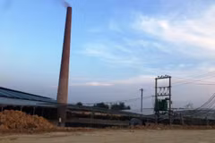 Trạm điện công suất lớn được xây dựng để phục vụ cho lò gạch sai phép ở Sóc Sơn (Ảnh: PV/Vietnam+)