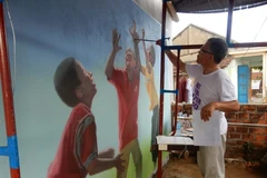 Họa sỹ người Hàn Quốc thể hiện bích họa (Ảnh: UN-Habitat). 