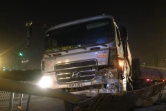 Hiện trường vụ xe tải đâm dải phân cách đường trên cao đêm 11/10 (Ảnh: PV/Vietnam+) 