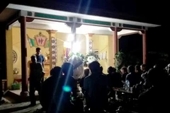 Mặc dù chưa có kết quả giám định ADN, nhưng người nhà hai cháu bé mất tích vẫn lo mai táng cho các cháu sau khi hai thi thể được phát hiện (Ảnh: PV/Vietnam+) 