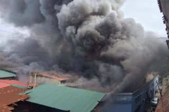 Ngọn khói ngùn ngụt bốc lên từ hiện trường (Ảnh: CTV) 