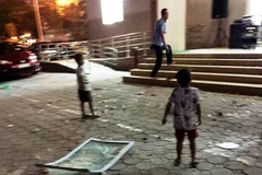 Trẻ chung cư ngơ ngác vì cửa kính từ trên trời rơi xuống (Ảnh: Dân cư CT2 TP cung cấp) 