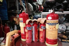 Nhiều tài xế lo lắng việc những bình cứu hỏa được lắp không đúng cách trên xe có thể trở thành những quả 'bom nổ chậm'. (Ảnh: Minh Sơn/Vietnam+) 