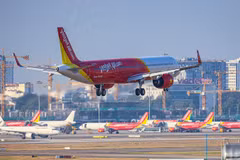 Máy bay của Hãng hàng không Vietjet Air hạ cánh tại Sân bay Tân Sơn Nhất. (Ảnh: PV/Vietnam+)