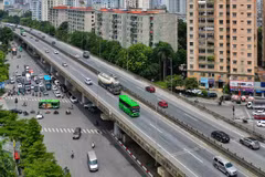 Phương tiện lưu thông trên tuyến đường Vành đai 3 trên cao thành phố Hà Nội. (Ảnh: PV/Vietnam+)