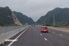 Phương tiện lưu thông trên đoạn tuyến cao tốc Mai Sơn-Quốc lộ 45. (Ảnh: Việt Hùng/Vietnam+)