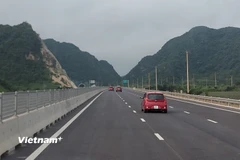 Phương tiện lưu thông trên tuyến cao tốc Mai Sơn-Quốc lộ 45. (Ảnh: Việt Hùng/Vietnam+)