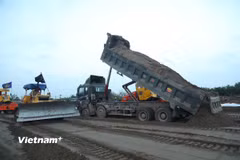 Nhà thầu thi công Dự án đường song hành thuộc Dự án đường Vành đai 4 - Vùng Thủ đô. (Ảnh: Việt Hùng/Vietnam+)