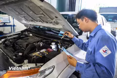 Nhân viên đăng kiểm thực hiện quy trình kiểm định xe cơ giới. (Ảnh: Hoài Nam/Vietnam+)
