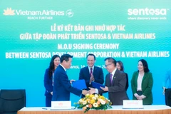 Vietnam Airlines và Sentosa Development Corporation (SDC) ký kết Bản ghi nhớ hợp tác để kích cầu du lịch giữa Việt Nam và Singapore. (Ảnh: PV/Vietnam+)