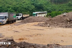 Một điểm sạt lở kết cấu hạ tầng tuyến đường do mưa lũ gây ra. (Ảnh: TTXVN phát)