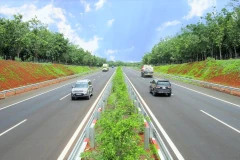 Phương tiện lưu thông trên đoạn tuyến cao tốc được đưa vào vận hành, khai thác. (Ảnh: PV/Vietnam+)