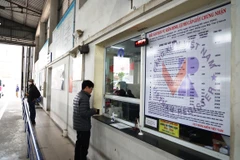 Ôtô sẽ mất phí lập hồ sơ miễn kiểm định lần đầu, in lại tem, giấy kiểm định. (Ảnh: Minh Hiếu/Vietnam+)