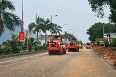 Nhà thầu thi công nâng cấp, cải tạo một tuyến đường quốc lộ. (Ảnh: Việt Hùng/Vietnam+)