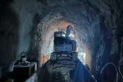 Đơn vị thi công đang nỗ lực vận chuyển đất đá, đưa vật liệu vào gia cố Hầm Bãi Gió. (Ảnh: PV/Vietnam+)