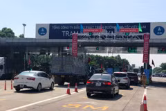 Các trạm thu phí BOT đã thực hiện miễn giảm phí đường bộ xe chở hàng cứu trợ bão lũ. (Ảnh: Việt Hùng/Vietnam+)