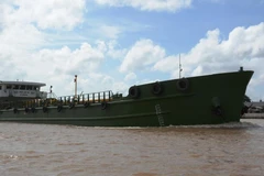 Phương tiện vận tải thủy chở hàng hóa lưu thông trên tuyến đường thủy nội địa. (Ảnh: Việt Hùng/Vietnam+)