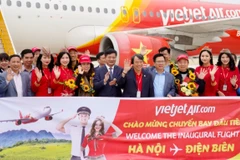 Hành khách và tổ bay trên đường bay mới Hà Nội-Điện Biên vừa được Vietjet Air khai thác. (Ảnh: PV/Vietnam+)