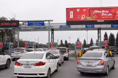 Cảng Hàng không Quốc tế Nội Bài đã bắt đầu triển khai thí điểm thu phí không dừng với ôtô ra vào sân bay. (Ảnh: Việt Hùng/Vietnam+)