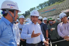 Bộ trưởng Nguyễn Văn Thắng chỉ đạo các chủ đầu tư, nhà thầu đẩy nhanh tiến độ tại Dự án Cao tốc Bắc-Nam phía Đông giai đoạn 2021-2025. (Ảnh: PV/Vietnam+)