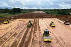 Nhà thầu thi công nền mặt đường một Dự án Cao tốc Bắc-Nam phía Đông giai đoạn 2021-2025. (Ảnh: PV/Vietnam+)
