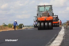Nhà thầu thi công thảm nhựa nền đường tại một dự án thành phần cao tốc. (Ảnh: Việt Hùng/Vietnam+)