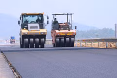 Nhà thầu thi công thảm nhựa mặt đường Dự án Cao tốc Bắc-Nam phía Đông. (Ảnh: Việt Hùng/Vietnam+)