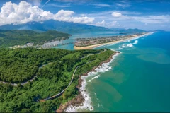 Đoàn tàu chở khách của Tổng công ty Đường sắt Việt Nam chạy qua Vịnh Lăng Cô của tỉnh Thừa Thiên-Huế. (Ảnh: PV/Vietnam+)