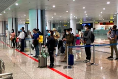 Hành khách làm thủ tục nhập cảnh vào nước ta. (Ảnh: PV/Vietnam+)