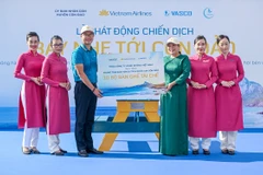 Đại diện Vietnam Airlines trao tặng Ủy ban Nhân dân Côn Đảo 10 bộ bàn ghế từ các sản phẩm tái chế. (Ảnh: PV/Vietnam+)