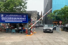 Các xe ôtô ra vào bãi trông giữ xe sẽ được nhận dạng thông qua thẻ thu phí điện tử không dừng. (Ảnh: Việt Hùng/Vietnam+)