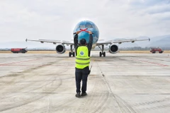 Máy bay của Hãng hàng không Vietnam Airlines hạ cánh tại Sân bay Điện Biên. (Ảnh: PV/Vietnam+)