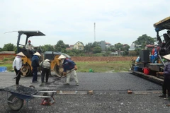Nhà thầu tiến hành công tác bảo trì một đoạn tuyến đường bộ. (Ảnh: Việt Hùng/Vietnam+)