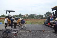 Nhà thầu tiến hành công tác bảo trì một đoạn tuyến đường bộ. (Ảnh: Việt Hùng/Vietnam+)