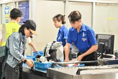 Kiểm soát an ninh hành khách tại Cảng Hàng không Quốc tế Tân Sơn Nhất. (Ảnh: PV/Vietnam+)