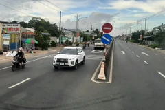 Phương tiện lưu thông trên một đoạn tuyến đường quốc lộ. (Ảnh: Việt Hùng/Vietnam+)