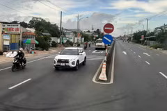 Phương tiện lưu thông trên một đoạn tuyến đường quốc lộ. (Ảnh: Việt Hùng/Vietnam+)