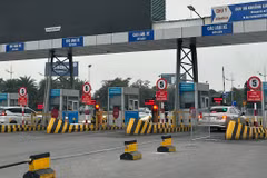 Hai Cảng Hàng không Quốc tế Nội Bài và Tân Sơn Nhất sẽ triển khai thử nghiệm thu phí không dừng với ôtô ra, vào sân bay. (Ảnh: Việt Hùng/Vietnam+)