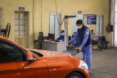 Nhân viên đăng kiểm thực hiện quy trình kiểm định xe cơ giới. (Ảnh: Hoài Nam/Vietnam+)