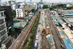 Phương tiện lưu thông trên tuyến đường Âu Cơ đang được thi công. (Ảnh: Hoài Nam/Vietnam+)