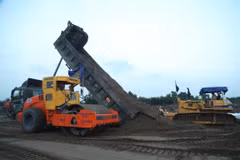 Bộ Xây dựng đã đánh giá tác động của biến động giá nhiên liệu tới giá vật liệu xây dựng và chi phí đầu tư xây dựng công trình. (Ảnh: Việt Hùng/Vietnam+)