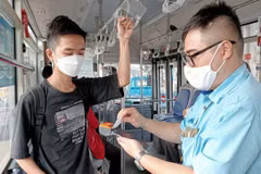 Nhân viên xe buýt thanh toán vé điện tử cho khách đi lại bằng xe buýt. (Ảnh: PV/Vietnam+)