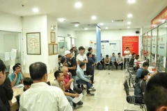 Khu vực làm thủ tục cấp, đổi giấy phép lái xe tại bộ phận một cửa ở Võ Chí Công, Hà Nội luôn đông đúc. (Ảnh: PV/Vietnam+)