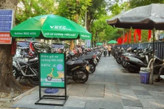 Trên địa bàn thành phố Hà Nội đã có gần 100 điểm ứng dụng công nghệ thu phí đỗ xe không dùng tiền mặt. (Ảnh: PV/Vietnam+)