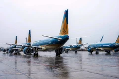 Máy bay được đưa vào khu an toàn tránh bảo số 3 tại Cảng Hàng không Quốc tế Nội Bài. (Ảnh: PV/Vietnam+)