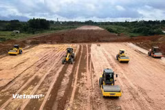 Dự án cao tốc Châu Đốc-Cần Thơ-Sóc Trăng vẫn còn thiếu nguồn vật liệu cát đắp nền đường. (Ảnh: PV/Vietnam+)