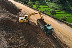 Nhà thầu thi công một dự án cải tạo, nâng cấp tuyến đường quốc lộ. (Ảnh: Việt Hùng/Vietnam+)