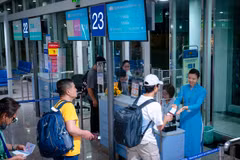 Những hành khách đầu tiên trên chuyến bay giữa Việt Nam và Philippines. (Ảnh: PV/Vietnam+)