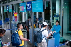 Những hành khách đầu tiên trên chuyến bay giữa Việt Nam và Philippines. (Ảnh: PV/Vietnam+)